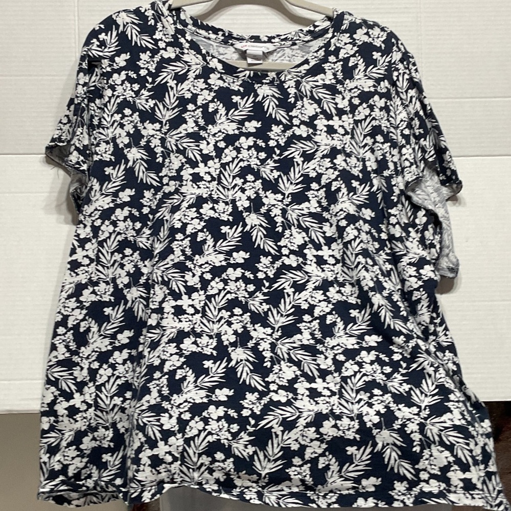Liz Claiborne Navy and White Floral Short Sleeve Top